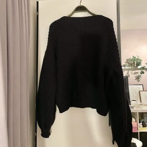 Stickad tröja - Svart stickad tröja med stora ballongärmar🖤lite nopprig längs ärmarna