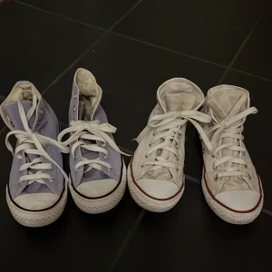 Converse - Två par converse, lila är i storlek 36 och dom vita i 35. Båda varorna har tecken på andhämtning men är i bra skick. Dom vita har några fläckar på insida fot av dom men är osäker ifall det går bort. Ett par för 100 båda för 160. Köparen står för frakten🩷