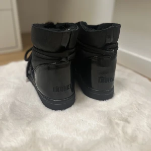 Inuikii - Så mysiga och varma inuikii classic sneakers, knappt blivit använda! Storlek 38. Box samt kvitto finns. Nypris 2800kr