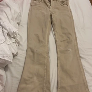 ZARA JEANS   - säljer ett par sjukt snygga zara jeans . den är i storleken 164 . ❤️