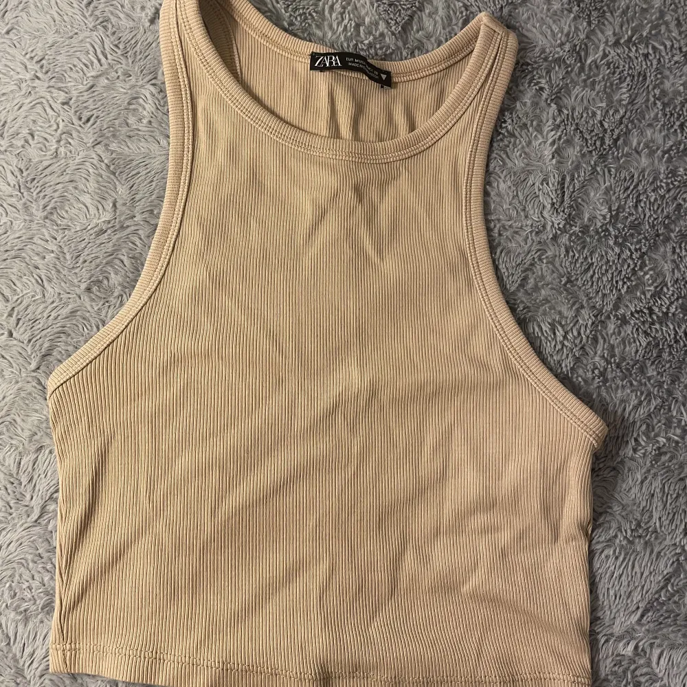 Beige zara topp. Toppar.