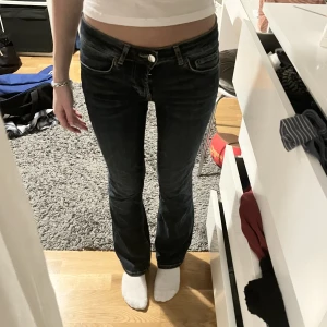 lowrise jeans - säljer mina mörkblå bootcut jeans från zara då de ej används, låg midja och storlek 34 och jag är ca 1,73. Fint skick! 
