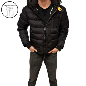 Parajumper Vinterjacka - Tjo säljer nu min älskvärda vinterjacka i felfri kvalite! Aktuellt med prisförslag! Priset inte hugget i sten! Tags finns kvar! Hör av dig vid minsta bekymmer🙌