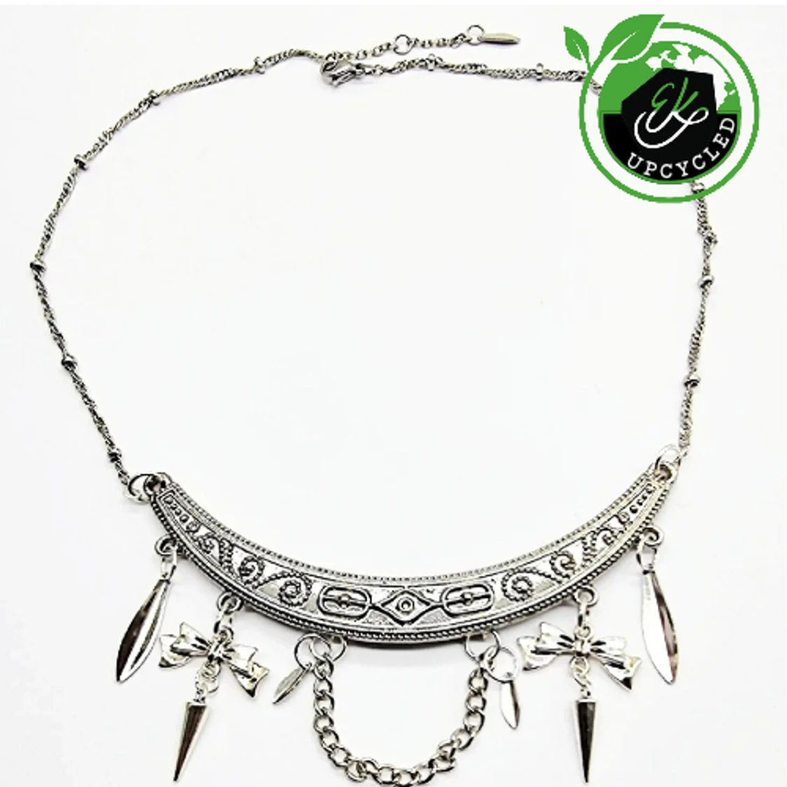 Handgjort upcycled halsband