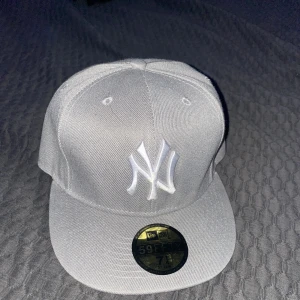 New York Yankees Baseball Fitted Cap - Säljer min keps i riktigt bra skick! Kepsen är fitted alltså ingen strap på baksidan