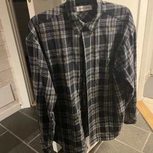 Overshirt, Samsø Samsø Luan J Shirt - Säljer en nästan ny overshirt från Samsøe Samsøe. Nypris vid inköp 1699. Storlek M men sitter som L. 