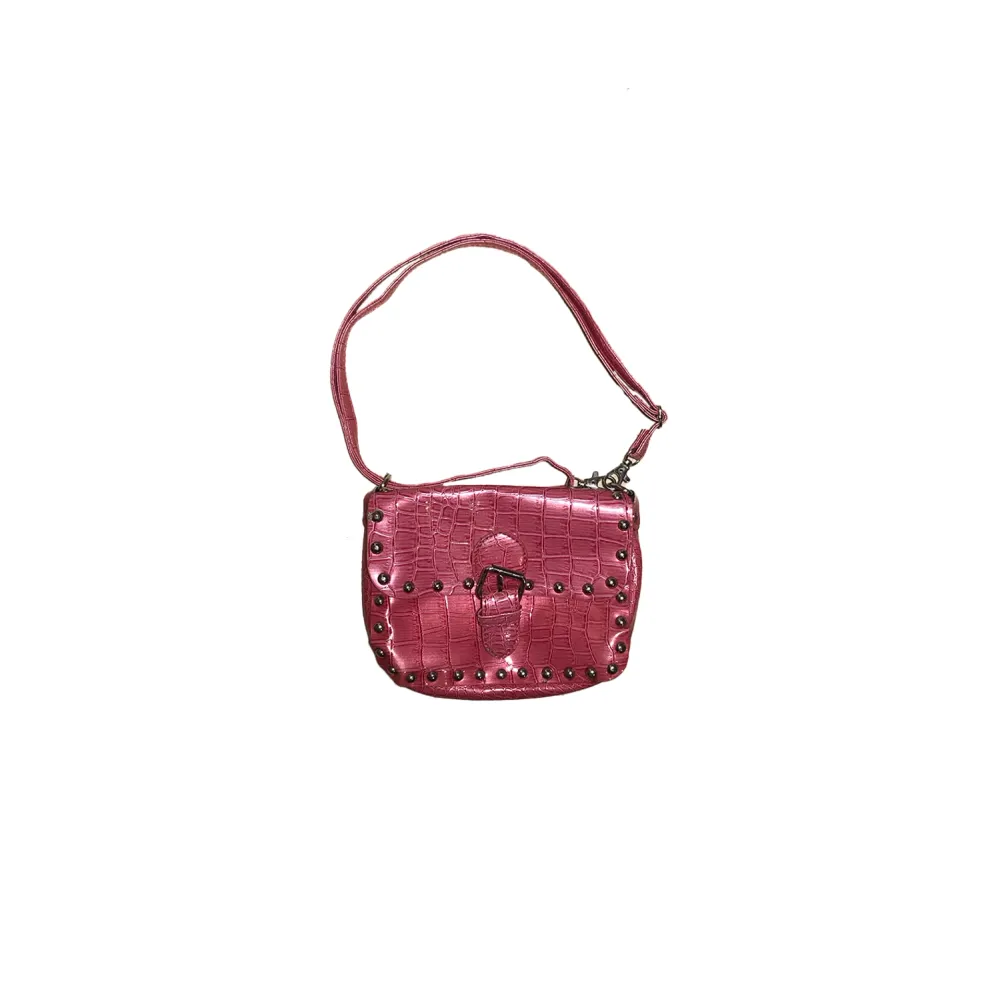 Snygg rosa väska i fake skinn som har runda nitar💖 kan bäras som både mini väska och cross body (se bild) 🎀 hör av dig vid frågor💋. Väskor.