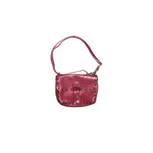 Snygg rosa väska i fake skinn som har runda nitar💖 kan bäras som både mini väska och cross body (se bild) 🎀 hör av dig vid frågor💋