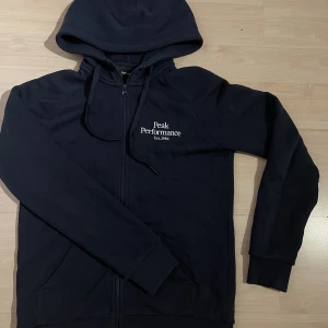 Peak performance  - Blå peak performance zip up. använder inte längre. 