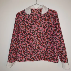 Blus - Retro - Jättesöt blus i tunnt material. Finns ingen märkning så troligtvis hemsydd. Passar Small och Medium. Fint skick! Kommer från djur-och rökfritt hem.  Byst: 50x2 Blusens längd: 52 cm Ärmlängd: 50 cm  200 kr inklusive frakt.