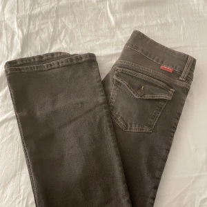 Bootcut low Waist jeans  - Säljer dessa oanvände lågmidjade jeansen då dem inte kommer till användning. Är 163 och är bra i längden💗