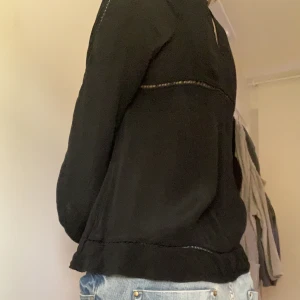 Svart blus - Säljer denna svarta blus med fina detaljer som jag köpt second hand. Den är i strl xs men passar mig ok som har strl s. Skriv vid frågor!!