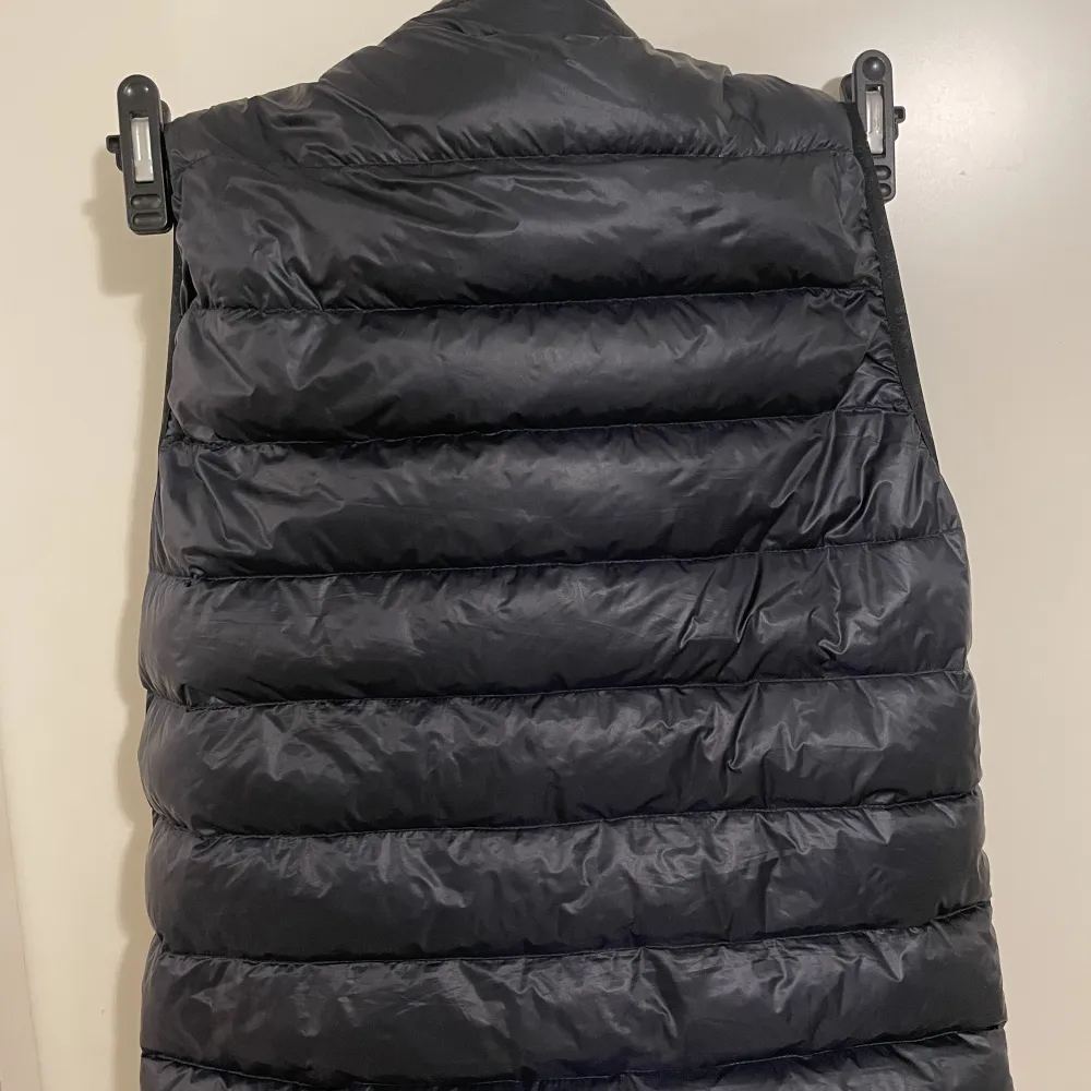 Säljer min moncler väst. Navy. Storlek 2. Cond: 8/10 minimal flaw som knappt syns. Bin: 4000kr. Takit.