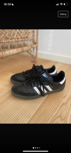 Adidas samba - Adidas samba svart i storlek 39 1/3 🙏🏼fint skick!