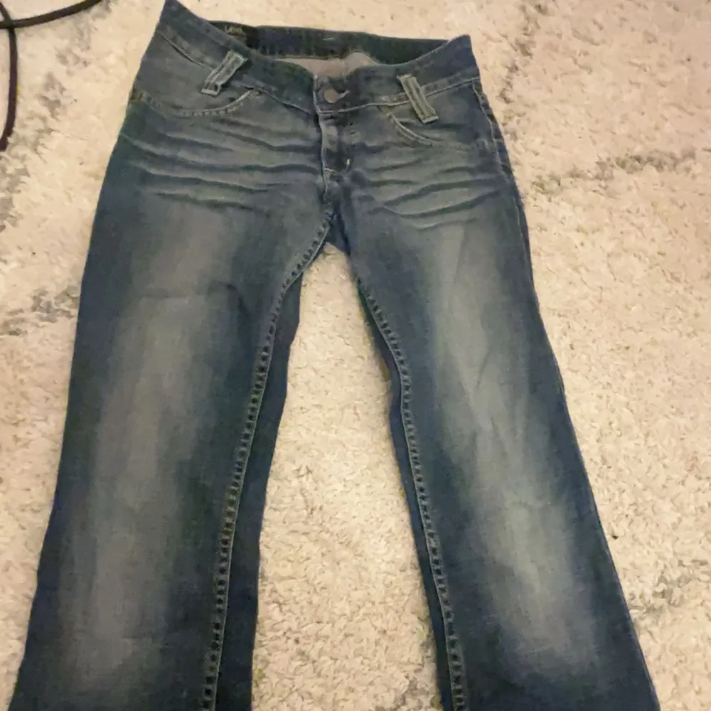 Jättefina jeans som är i bra skick, ingen täcken på användning. Säljer då de inte kommer till anändning längre.. Jeans & Byxor.