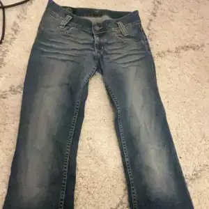 Jättefina jeans som är i bra skick, ingen täcken på användning. Säljer då de inte kommer till anändning längre.