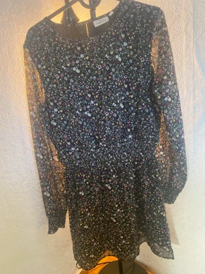 Blommig sommar klänning  - Från barnavdelningen (storlek 164) men passar mig som bär S. Använd några få gånger 