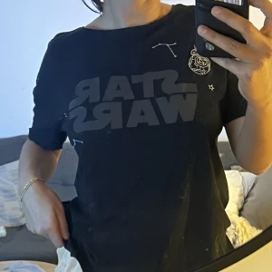 STAR WARS T-shirt - Svart T-shirt med snyggt STAR WARS tryck!! Storlek large men känns som en medium, kommer ej till användning. Inga defekter eller fel på tröjan fläckarna är på spegeln!