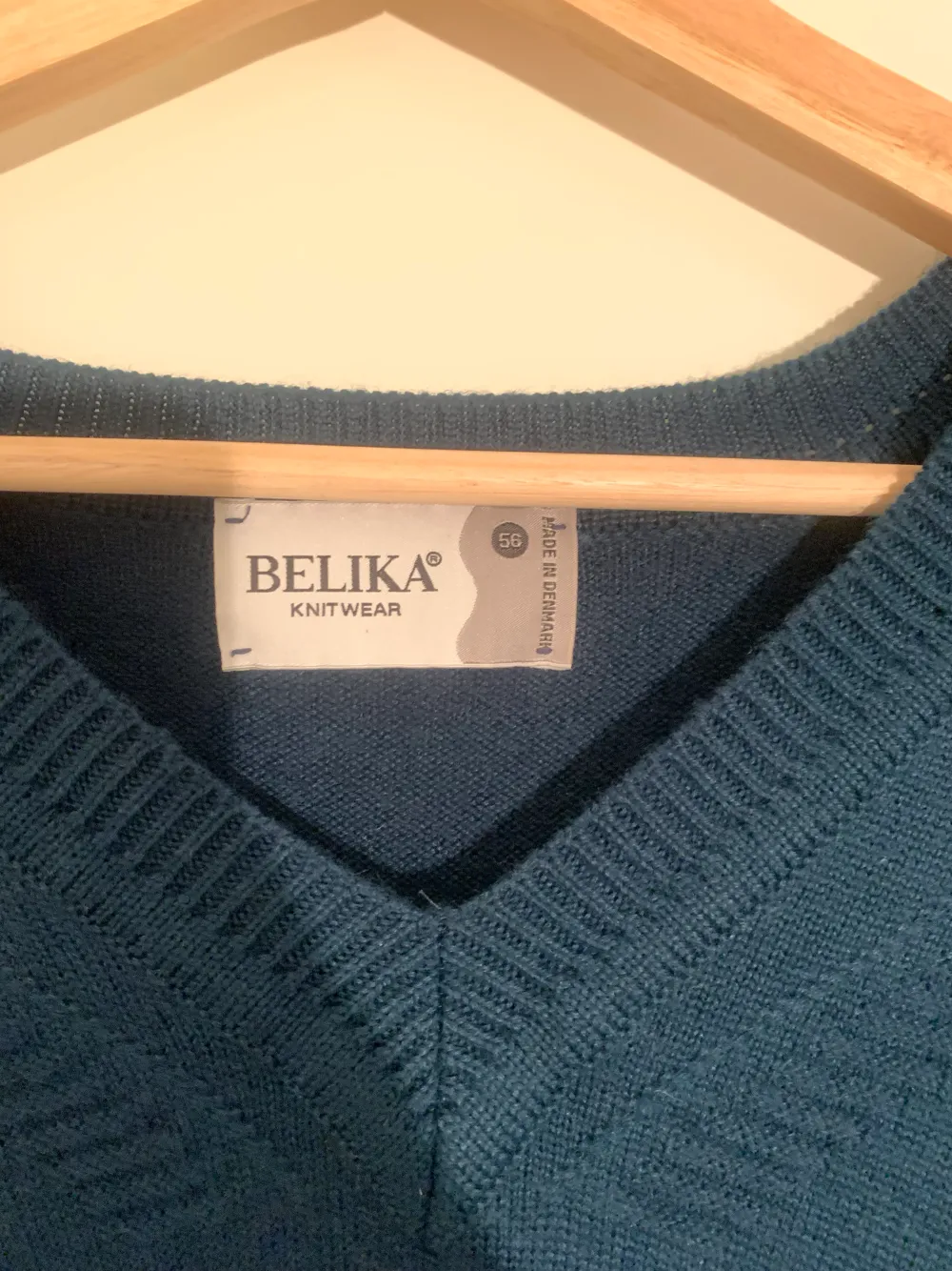 En grön stickad tröja från Belika i Stl M, den är i fint skick och är unisex. Tröjor & Koftor.