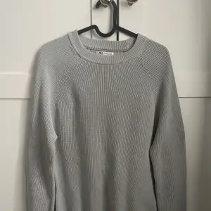 Säljer nu en stickad tröja från zara i väldigt bra skick. Tröjan är i strl S och i en grå/blå färg. Hör av dig vid flera frågor eller funderingar! (Priset kan diskuteras)