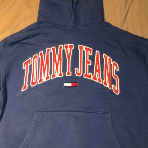 Säljer en fin Tommy Jeans hoddie i väldigt bra skick. Hör gärna av er vid frågor och funderingar, 100 % äkta Tommy Jeans Hoddie!! Inga defekter.
