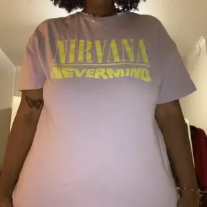 Lila Nirvana T-shirt från HM. Aldrig använd i ny skick