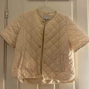 Trekvart ärmad jacka - Säljer min super snygga trekvarts ärmade jacka från Coster copenhagen❤️ knappt använd