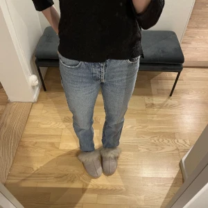 Zara jeans  - Säljer dessa jeans då dem inte passar. Supersnygga! Skriv för fler bilder eller andra funderingar🩷(lånade bilder)
