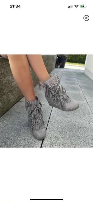 Franskor  - Säljer jättefina kilklackar, jättesköna att gå i de. I fint skick( lånade bilder) kontakta mig för fler bilder!❤️