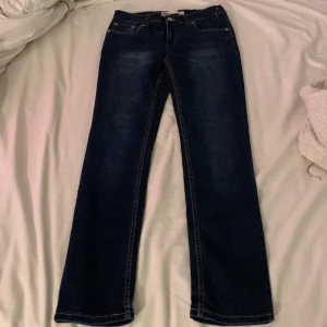 Levis low waist jeans  - Inget fel, har band så man kan spänna till midjan om man vill det