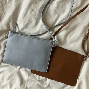 Carin Wester Axelväska - Jag säljer dessa klassiska axelremsväskor från Carin Wester, läderimitation, axelremmen är avtagsbar, silverdetaljer. Bredd: 26 cm, Höjd: 19cm  Säljer dom för 200kr/st, 350kr för båda! Kan mötas upp i Stockholm, Norrköping, Göteborg eller posta.