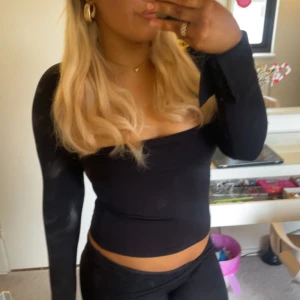 Svart & röd topp - Säljer dessa snygga svarta & röda toppar från gina då jag inte anväder de längre, strl M i båda❤️Tryck inte på köp nu🫶🏼