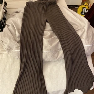 Bruna utsvängda byxor - Jätte sköna bruna byxor. Väldigt stretchiga så de passar både M/L