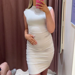 Klänning  - Säljer denna skitsnygga beiga klänningen från gina, aldrig använd. Har den även i grått/svart, skriv för fler bilder