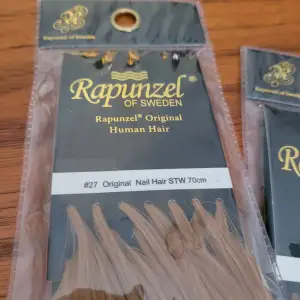 Nytt aldrig uppackad nail hair, äkta hår från Rapunzel Of Sweden, färg 27, 70cm (finns ej längre på sidan) långt. 4pkt med 20 i varje. 