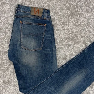 Nudie jeans  - Nudie jeans, storlek 31/32 i nyskick. Grabben är 1,81 på bilden. Hör av dig vid funderingar😄