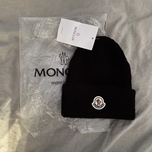 Moncler mössa - Ny skick