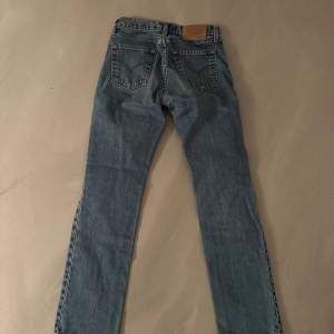 Sjukt snygga vintage Levis jeans i straight modell. Passar xs/s
