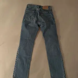 Sjukt snygga vintage Levis jeans i straight modell. Passar xs/s