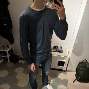 Säljer nu en skit snygg CREW NECK ifrån OSCAR JACOBSON i färgen blå💙 Den är i utmärkt skick utan några skador eller slitage, köpt för bara någon månad sedan. Skick 9,5/10, ny pris 1450, skriv om du har några funderingar 😉👌