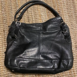 Svart väska  - Fin väska i bra skick. Förvånansvärt rymlig o perfekt till skolan eller jobbet 🌟 Bara att skriva för fler bilder 