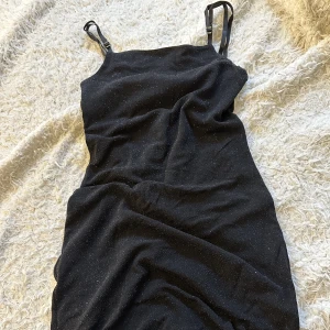 Klänning  - Jätte fin glitter klänning den går ner till en bit över knäna på mig passar jättebra mig som har storlek S