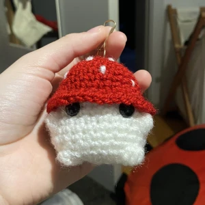 Svamp nyckelring - Virkad svamp med nyckelring! Super söt och kan hänga med på det mesta. Går även att få i andra färger och utan nyckelring🎀❤️