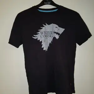 Svart T-shirt med tryck på framsidan. Motiv från Game of Thrones 