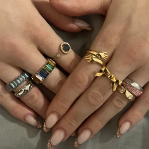 Olika ringar - Olika ringar Prislista: Rosett: Edblad 150kr (SÅLD) Blå: 40kr Rosa: 50kr Silvrig: 30kr Guldring med silvriga stenar: (SÅLD)  Blå sten: Lily&Rose 100kr Händer: (SÅLD)  Multifärgad: 40kr Paketpris kan diskuteras Hör av er vid frågor