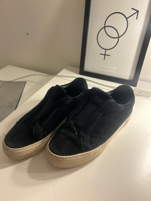 Arrigato skor  - Säljer nu mina arrigato skor i sl 39 då dem är förstora för mig. Dem är använda men i ett väldigt bra skick! 