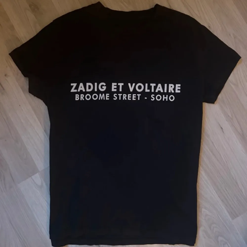 Säljer min superfina Zadig Voltaire T-shirt!! Sitter fint på mig som har S! Den är i superfint skick💘. T-shirts.