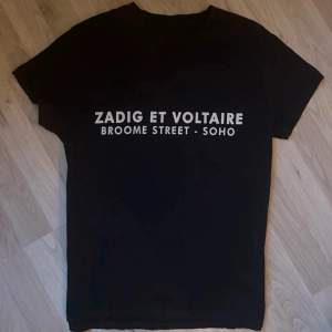 Säljer min superfina Zadig Voltaire T-shirt!! Sitter fint på mig som har S! Den är i superfint skick💘