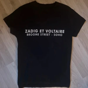 Zadig Voltaire T-shirt - Säljer min superfina Zadig Voltaire T-shirt!! Sitter fint på mig som har S! Den är i superfint skick💘