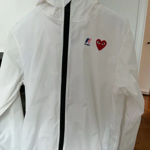 Cdg jacka x kway  - Vind/regnjacka som använts fåtal gånger i våras, storlek medium, nypris 1900